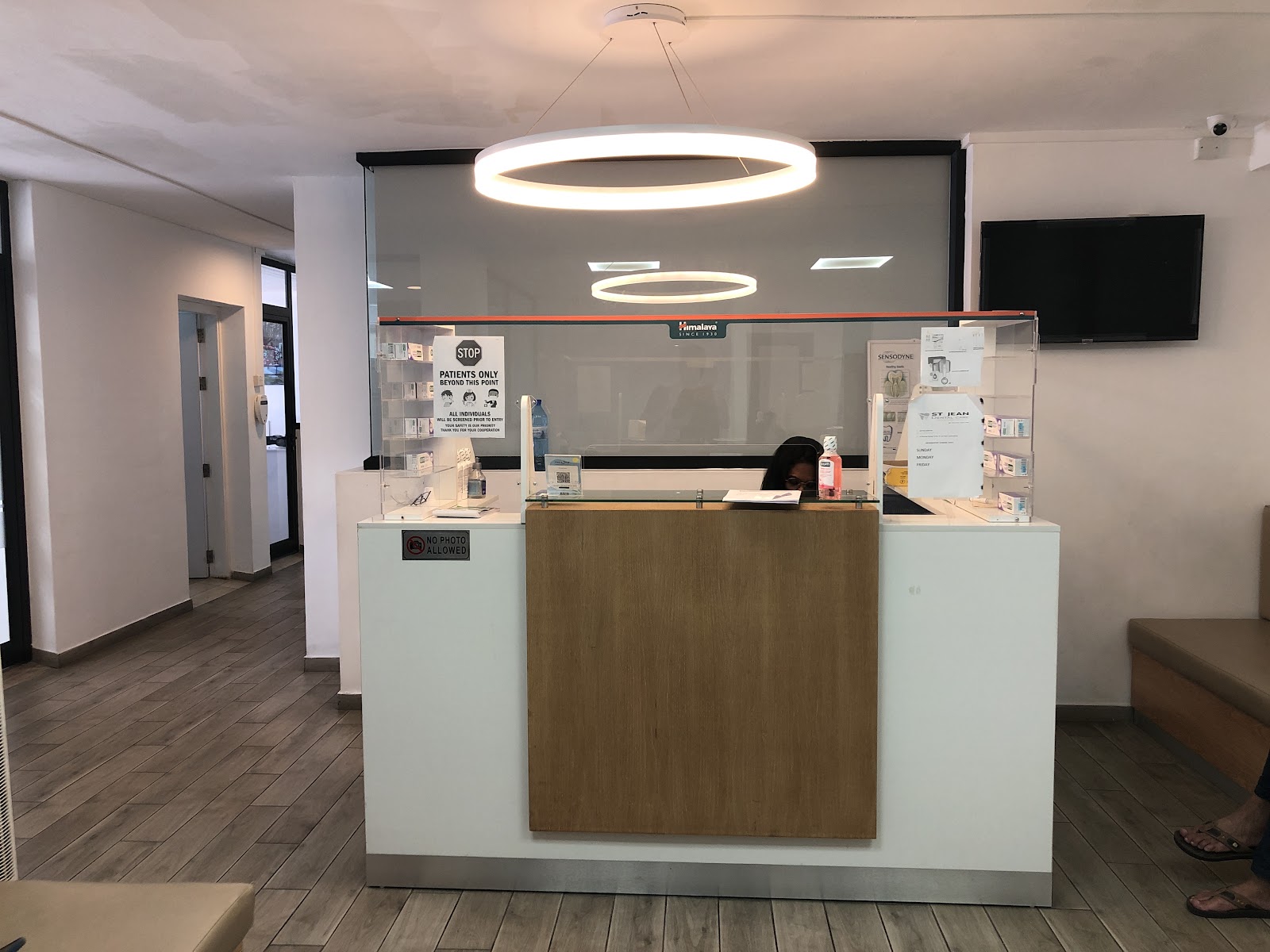 St Jean Dental Care - centre for digital dentistry and advanced dental implants - open 7 days.