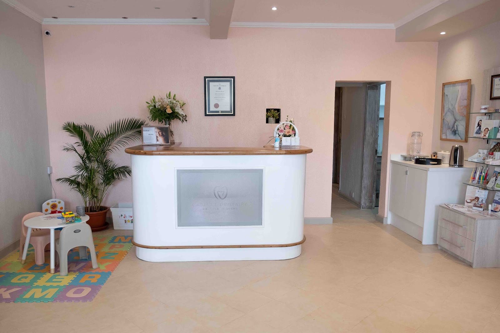 Dr Melanie Leung